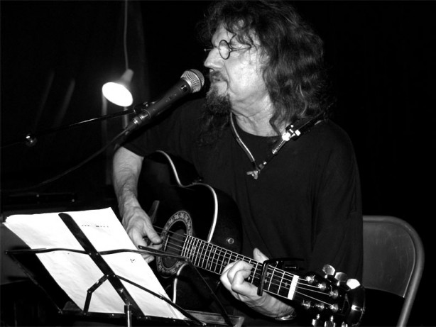 Oneman big-beat Mira Kubín. Konec léta - festival Napříč, Skalákův mlýn, Meziříčko, 30.-31. srpna 2013. Foto Arnošt Zukal