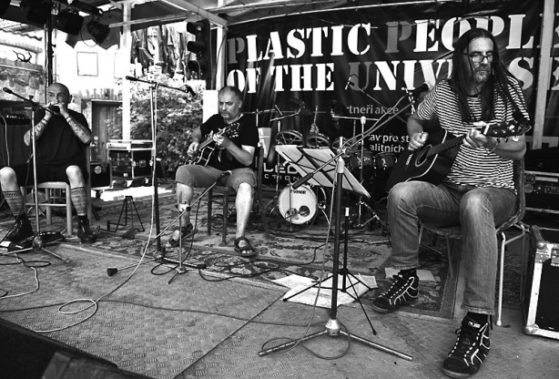 Kolben a Kavlík již jako rozrostlá kapela. Festival Napříč - konec léta 2015, Meziříčko u Želetavy. Foto Zdeněk Vykydal